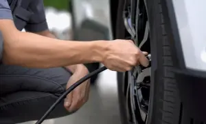 Jakie ciśnienie w oponach 215/45 R17? Uniknij niebezpieczeństw na drodze
