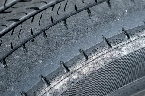 Jak dobrać opony, aby uniknąć niebezpieczeństw na drodze?