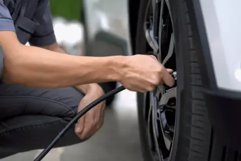 Jakie ciśnienie w oponach 215/45 R17? Uniknij niebezpieczeństw na drodze