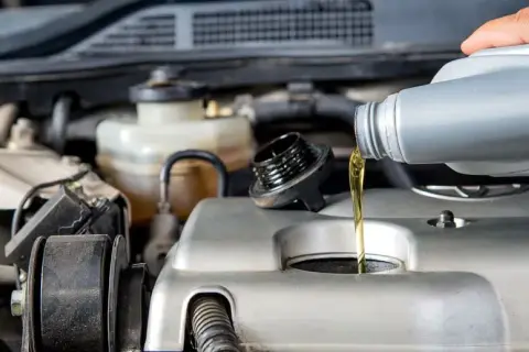 Ile kosztuje wymiana oleju u mechanika? Sprawdź ceny i ukryte koszty