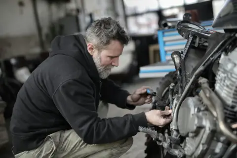 Jak zadbać o swoje auto i motocykl, żeby nie płakać przy warsztacie