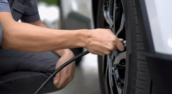 Jakie ciśnienie w oponach 215/45 R17? Uniknij niebezpieczeństw na drodze