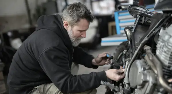 Jak zadbać o swoje auto i motocykl, żeby nie płakać przy warsztacie